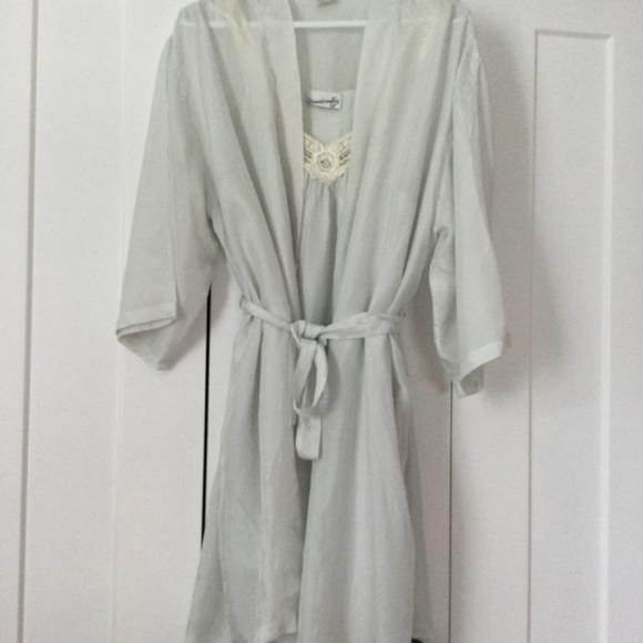 Gorgeous Unmentionables Silk Penoir Set - Picture 6 of 10